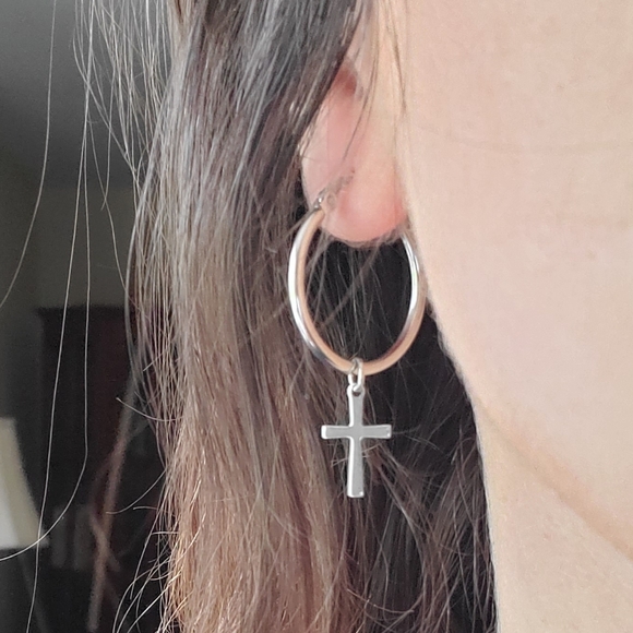 NWOT 25mm Silver Cross Huggie Earrings - Picture 12 of 16